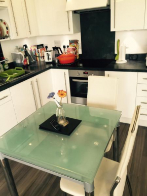 London DBL room Private bathroom & toilet in modern 2bed apartment